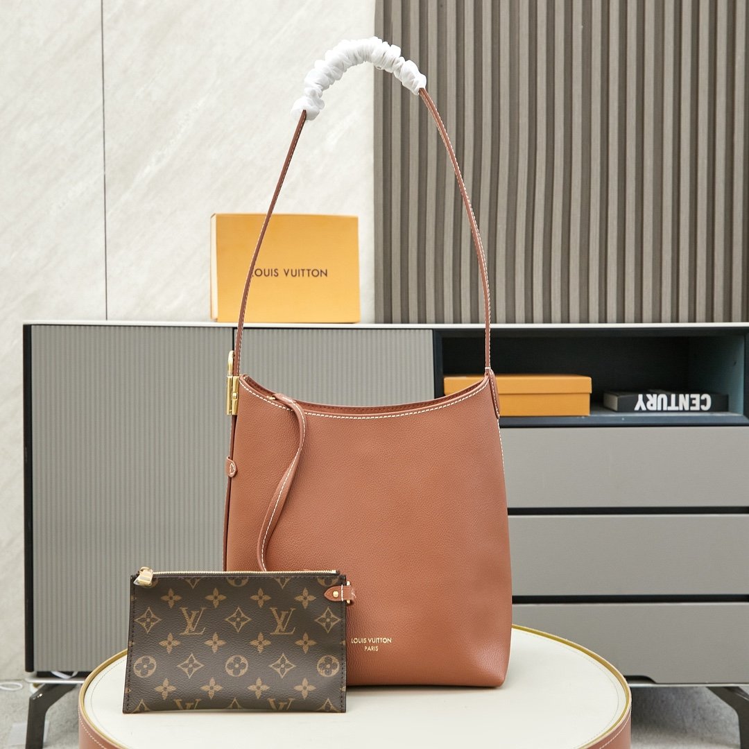 Louis Vuitton Low Key Hobo Réplica 1:1 con Calidad Espejo y Cuero Auténtico 1122034135 - front view | Louis Vuitton