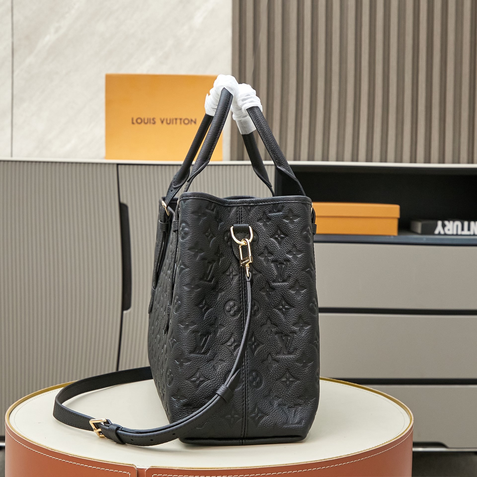 Louis Vuitton Babylone Tote Réplica 1:1 - Bolso de Mano de Lujo con Cuero Auténtico 1122006768 - side view | Louis Vuitton